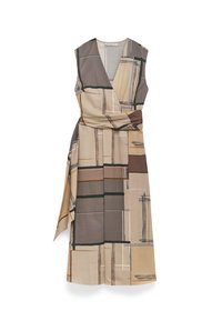 Robe portefeuille beige et marron avec un motif géométrique ; présente un décolleté en V profond, des manches courtes et un détail de taille nouée.