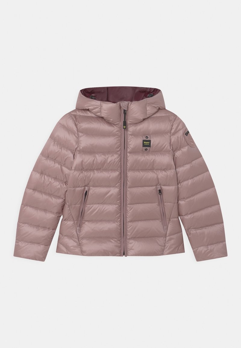 Vaaleanpunainen puhvitakki hupulla, jossa on vaakasuora tikkaus, kaksi etutaskua vetoketjulla ja musta logopatchi rinnassa.