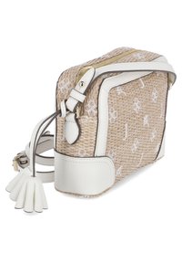 Stråväskan i crossbody-modell med vita läderdetaljer, guldfärgad dragkedja och dekorativt frans. Mönstret har vita blommönster på strået.