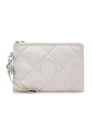 Pouch quilted di un grigio chiaro con una cerniera arrotondata, design piatto, dotato di un charm decorativo e di una tracolla per una facile maneggevolezza.