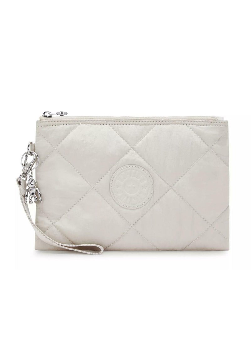 Bolsita acolchada de color gris claro con un zipper redondeado, diseño plano, que presenta un charm decorativo y una correa para la muñeca para un manejo fácil.