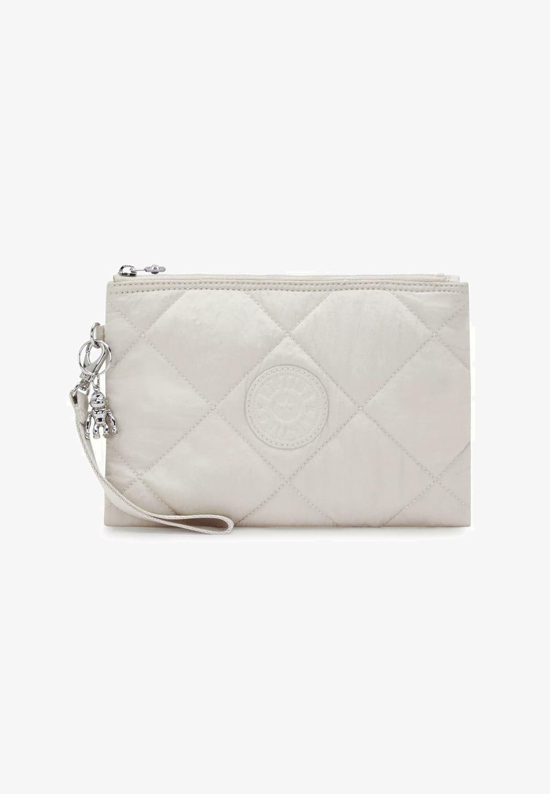 Pouch quilted di un grigio chiaro con una cerniera arrotondata, design piatto, dotato di un charm decorativo e di una tracolla per una facile maneggevolezza.
