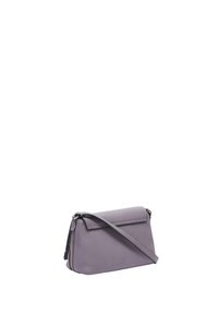 Borsa a tracolla in pelle viola con chiusura a patta e tracolla rimovibile. Texture liscia, dimensioni contenute e dettagli in metallo argentato.