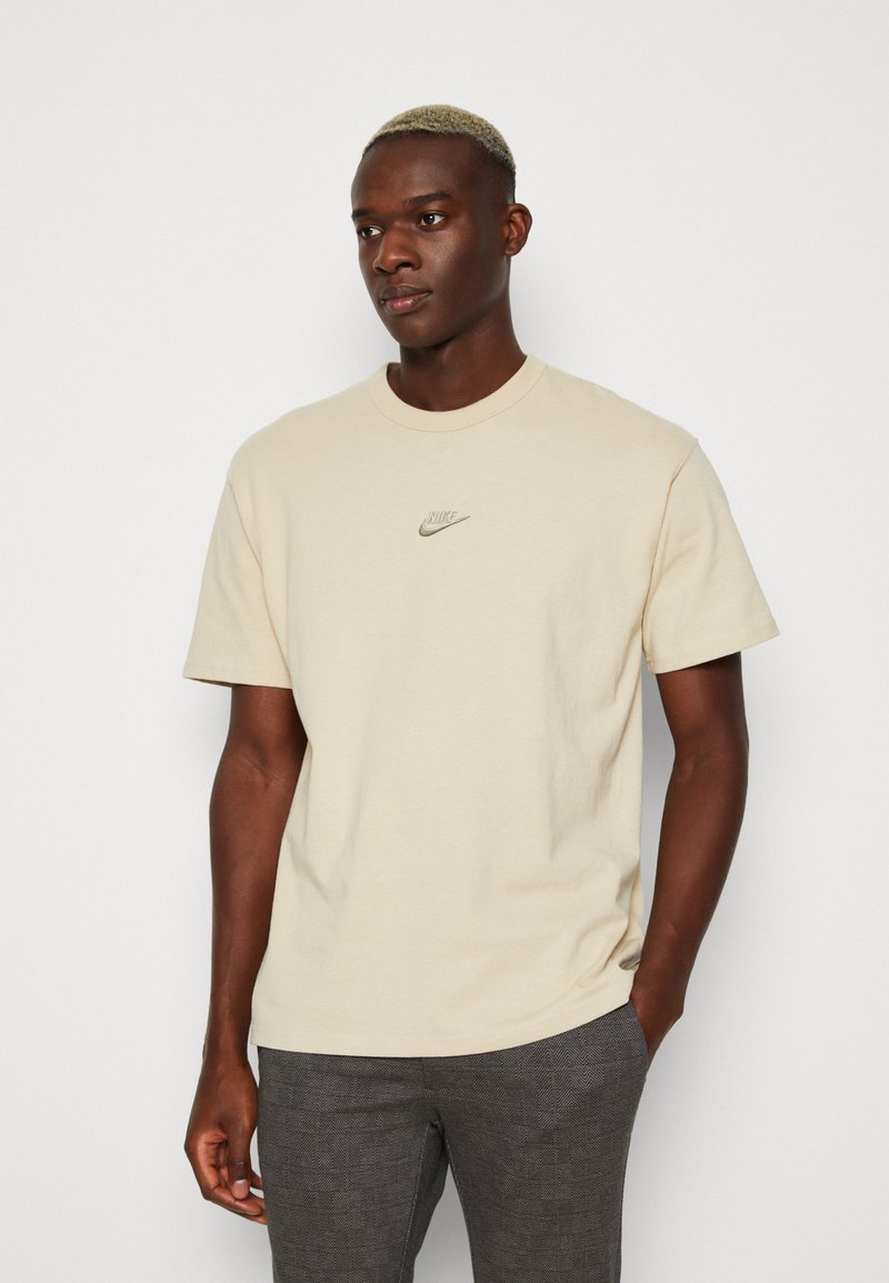 Nike Sportswear TEE - Paprasti marškinėliai - rattan