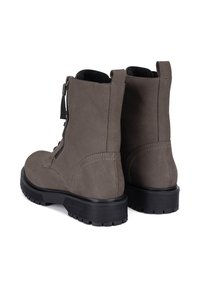 Pelēki ādas potītes zābaki ar rāvējslēdzēja aizdari, plakanām melnām gumijas zolēm un šuvju detaļām. Iespējama teksturēta apdare un vilkšanas cilpa.