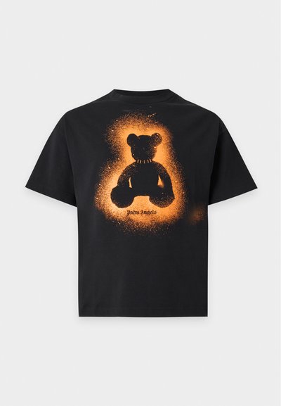 Μαύρο T-shirt με φωτεινή πορτοκαλί σιλουέτα αρκουδάκι ζωγραφισμένη με σπρέι και κείμενο "Palm Angels" από κάτω στο κέντρο της πλάτης.