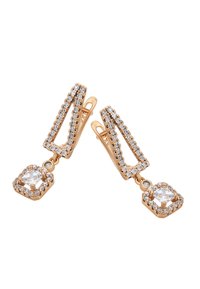Roze gouden oorbellen met een rechthoekig ontwerp, voorzien van heldere rhinestones en een hangend vierkant accent met een centrale edelsteen.