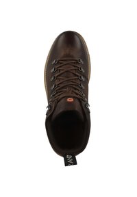 Hnědá kožená turistická bota do poloviny lýtek s texturovaným povrchem, kovovými kroužky a tmavými tkaničkami. Obsahuje robustní gumovou podrážku a výraznou značkovou visačku.