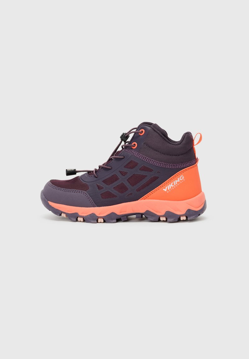 Dětská turistická obuv v tmavě fialové a oranžové barvě. Vybavena syntetickým svrškem, síťovinovými panely, nastavitelným šněrováním a robustní podešví pro lepší trakci.