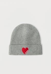 Γκρι ριπ πλεκτό σκουφάκι με διπλωμένη μανσέτα, με ένα κόκκινο κεντητό καρδιά και λευκό κείμενο που γράφει "FUTURE" στο μπροστινό μέρος.