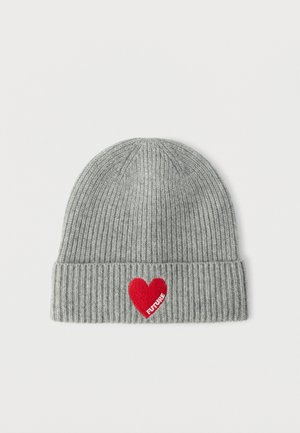Bonnet en tricot côtelé gris avec un revers plié, arborant un patch en forme de cœur rouge et un texte blanc "FUTURE" à l'avant.