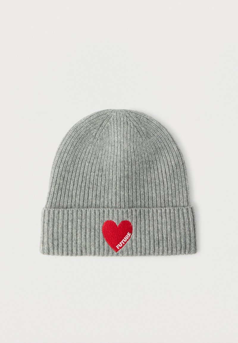 Γκρι ριπ πλεκτό σκουφάκι με διπλωμένη μανσέτα, με ένα κόκκινο κεντητό καρδιά και λευκό κείμενο που γράφει "FUTURE" στο μπροστινό μέρος.
