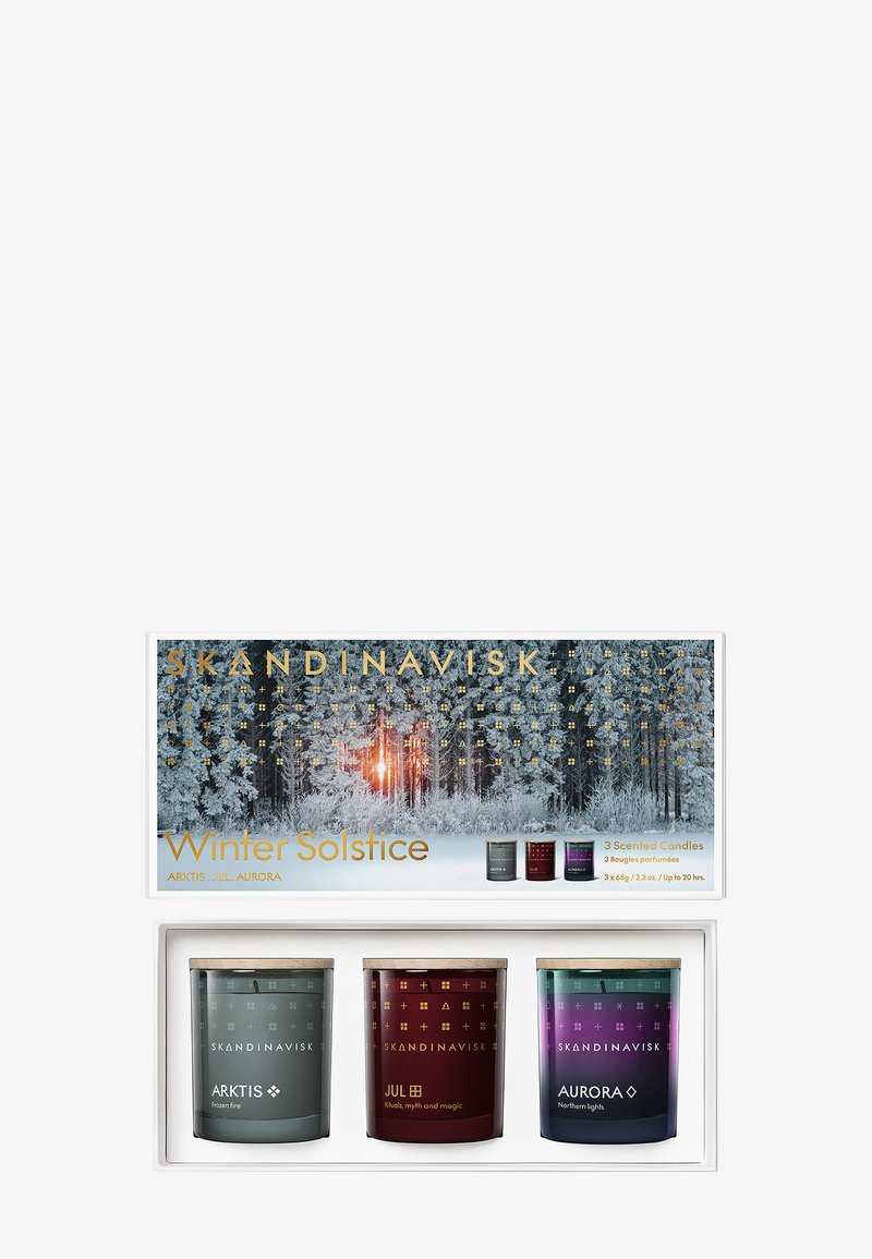 Juego de tres velas aromáticas escandinavas etiquetadas como Arktis, Jul y Aurora, con tapas de madera en una caja con temática invernal.