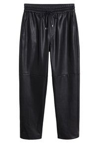 Pantaloni neri in similpelle con vestibilità rilassata, vita elastica, cordino e tasche laterali. Texture liscia con dettagli delle cuciture in contrasto.