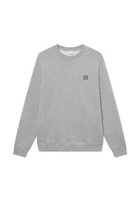 Sudadera gris hecha de una tela suave con cuello redondo, mangas largas, puños de canalé y un pequeño parche de logo verde en el pecho.