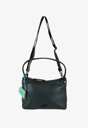 Borsa a tracolla in pelle nera testurizzata con cerniera, due manici e un piccolo tag verde attaccato con un filo blu.