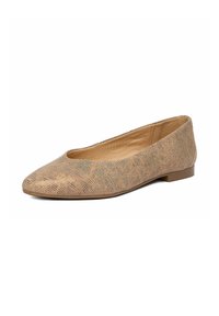 Zapato de ballet plano para mujer en color beige con un sutil patrón texturizado y tacón bajo, mostrado sobre un fondo blanco.