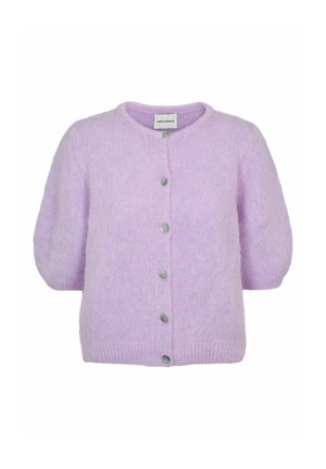Gilet boutonné violet clair, duveteux, à manches courtes et à encolure ronde, présenté sur un fond blanc uni.
