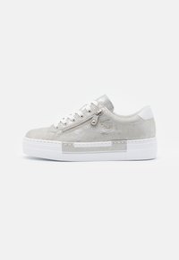 Silver sneaker med texturerad yta, vit gummisul, snörning framtill och metallblixtlåsdetalj på sidan. Minimalistisk design med rena linjer.