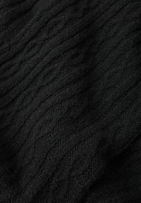 Tela de punto negra con un patrón texturizado de olas, que muestra una textura suave y peluda y un color profundo, adecuada para prendas cálidas.