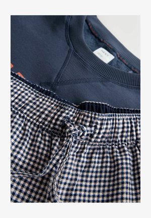 Tmavomodrá mikina s rebrovaným výstrihom v tvare okrúhleho krku, v kombinácii s károvanými pyžamovými nohavicami s elastickým pásom a sťahovacou šnúrkou.