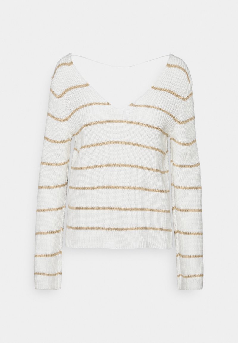 Pull en maille blanc avec des rayures horizontales beige et un col en V profond, manches longues et poignets côtelés.