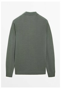 Long-sleeve pullover in dark green, made of soft knit material. Features a classic collar and ribbed cuffs with a straight hem.