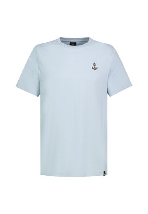Hellblaues T-Shirt mit kurzen Ärmeln und einem kleinen gestickten Anker auf der linken Brust, vor weißem Hintergrund dargestellt.