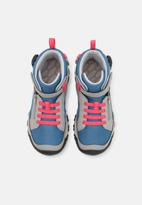 Mėlynos ir pilkos aukštos sportinės bateliai su rožinėmis raištelėmis, turintys tekstūruotą tinklinę viršutinę dalį, paminkštintą apykaklę ir šoninius užtrauktukus, kad būtų lengviau apsiauti.