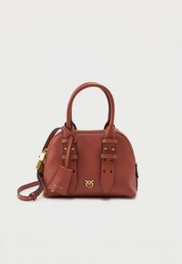 Väike, struktureeritud sügavpunasest nahast käekott. Omaduseks kuldsed detailid, kaks ülasanga ja eemaldatav õlarihm. Sisaldab silda.