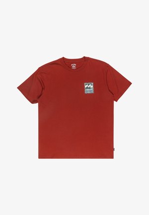 Camiseta de algodón roja con un gráfico de bolsillo en el pecho que presenta olas y texto de la marca. Cuello redondo, mangas cortas y dobladillo recto.