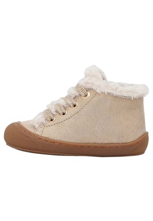Børne beige ruskind højtop sko med brun gummisål, guldfarvede øjenstykker, strikkede snørebånd og blødt hvidt pelsforet synligt ved ankellinningen.