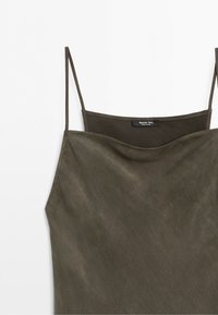 Mörk olivgrön ärmlös klänning med tunna spagettiband och rak halsringning, med en Massimo Dutti-lapp på insidan bak.