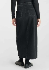 Zwarte denim maxi rok met een hoge taille, achterzakken en een rechte snit. Gestructureerde stof met een gladde afwerking.
