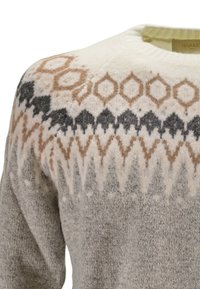 Maglione in lana con scollatura rotonda, caratterizzato da un motivo geometrico in tonalità di marrone, grigio e bianco. Texture morbida e aspetto caldo.