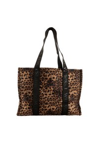 Bolso tote con estampado de leopardo y asas de tela negra, con forma rectangular y superficie texturizada, adecuado para uso informal.