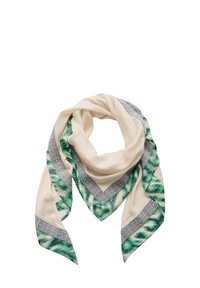 Foulard leggero in crema con motivo tie-dye verde e bordo geometrico nero. Il tessuto ha una sottile texture e si drappeggia a forma triangolare.