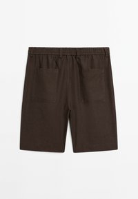 Shorts en lin marron avec une taille élastique et deux poches arrière rectangulaires. Coupe droite et texture lisse. Pas de fermetures visibles.