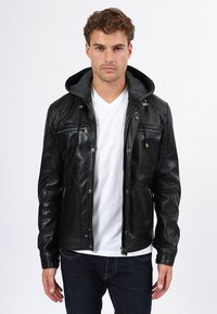 Černá kožená bunda s šedou kapucí, obsahuje zipové kapsy, knoflíkové zapínání a přiléhavý design. Hladká textura, moderní styl.