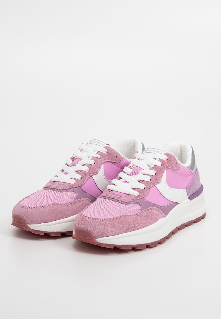 Roze sportschoenen met een bovenwerk van mesh en suede, witte accenten, paarse details, vetersluiting en een dikke rubberen zool.