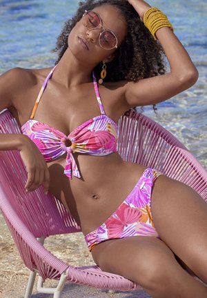 Kleurige tweedelige bikini met bloemmotieven in roze, oranje en paars. Geweven stof met een knoopdetail in het midden.