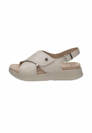 Sandale en cuir beige avec design à lanières croisées, bride arrière réglable, semelle intérieure rembourrée et semelle en caoutchouc texturée pour une meilleure adhérence.