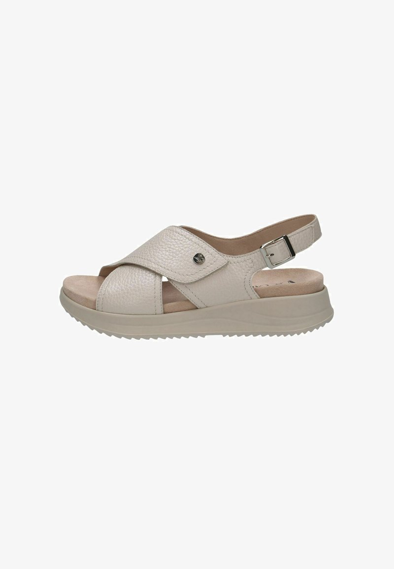Sandale en cuir beige avec design à lanières croisées, bride arrière réglable, semelle intérieure rembourrée et semelle en caoutchouc texturée pour une meilleure adhérence.