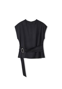 Blusa nera a maniche corte con vestibilità rilassata, caratterizzata da una cintura annodata accentuata da una fibbia in tono argento e un tessuto morbido e liscio.