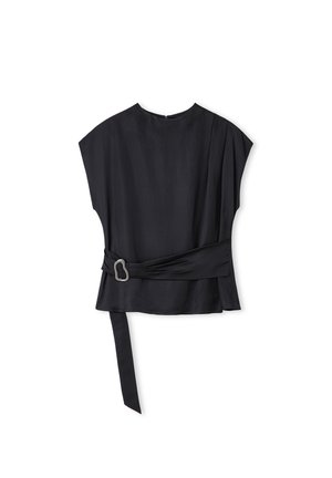 Czarna bluzka z krótkim rękawem o luźnym kroju, z paskiem z węzłem podkreślonym srebrnym zapięciem i miękkim, gładkim materiałem.