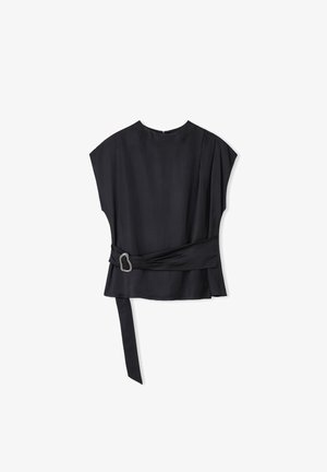 Czarna bluzka z krótkim rękawem o luźnym kroju, z paskiem z węzłem podkreślonym srebrnym zapięciem i miękkim, gładkim materiałem.