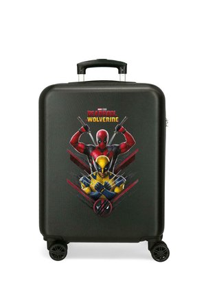 Maleta dura negra con Deadpool sosteniendo espadas sobre Wolverine con las garras extendidas, logo de Deadpool Wolverine encima de los personajes.