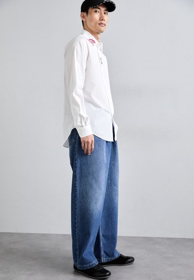 MOSCHINO PANTALONE - Brīva piegriezuma džinsi - blue