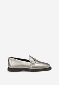Mocassin en cuir argenté métallisé avec boucle décorative sur semelle noire, présenté en profil sur fond uni.