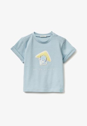 Maglietta per bambino piccolo a maniche corte di colore azzurro chiaro con un personaggio dei cartoni che vola sotto un aeroplanino di carta giallo e la scritta "sì, sto volando" sul davanti.